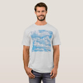 幸せな太陽の光が降り注ぐ、明るい青空と白い雲の背景 Tシャツ (正面フル)