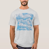 幸せな太陽の光が降り注ぐ、明るい青空と白い雲の背景 Tシャツ (正面)