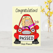 幸せな女性の運転ハッピーカー、ちょうどドライブを渡した カード (黄色い花)