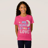 幸せな子供たちの優しさの肯定ハートいっぱいの愛 Tシャツ (正面フル)