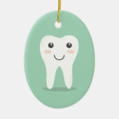幸せな歯の漫画の歯科医のブラシをかける歯ブラシ セラミックオーナメント (正面)