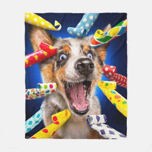 幸せな犬のパーティーブロワー フリースブランケット (正面)