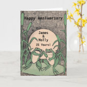 幸せな第25記念日の緑カエルのスイレンの浮いている葉の月 カード (黄色い花)