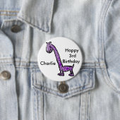 幸せな第3誕生日の漫画の(一流の)恐竜の紫色 缶バッジ (インサイチュ)