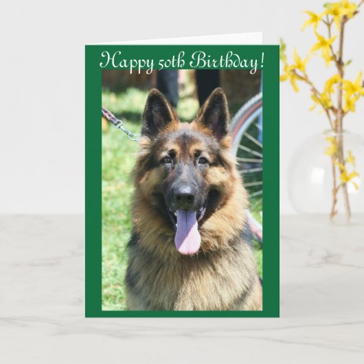 幸せな第50誕生日のジャーマン・シェパードの挨拶状 カード (黄色い花)