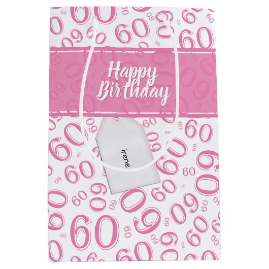 幸せな第60誕生日のピンクおよび白い数パターン ミディアムペーパーバッグ (正面)