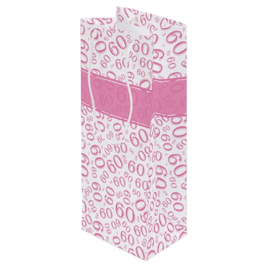 幸せな第60誕生日のピンクおよび白い数パターン ワインギフトバッグ (裏面アングル)
