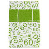 幸せな第60誕生日の緑および白い数パターン ミディアムペーパーバッグ (裏面)