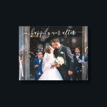 幸せな結婚のその後 エレガントな写真 ウェディング キャンバスプリント<br><div class="desc">シンプルなデザインのモダンな結婚式のギャラリーに、写真の上に「幸せな結婚のその後」というエレガントな白い手書きのスクリプトを添えたキャンバス。 テキストをあなたたちの名前に変更することも可能。 お気に入りの婚約写真をレセプションで飾ったり、新婚夫婦への結婚記念日のプレゼントとして贈るのもおすすめ。</div>