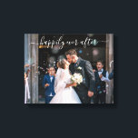 幸せな結婚のその後 エレガントな写真 ウェディング キャンバスプリント<br><div class="desc">シンプルなデザインのモダンな結婚式のギャラリーに、写真の上に「幸せな結婚のその後」というエレガントな白い手書きのスクリプトを添えたキャンバス。 テキストをあなたたちの名前に変更することも可能。 お気に入りの婚約写真をレセプションで飾ったり、新婚夫婦への結婚記念日のプレゼントとして贈るのもおすすめ。</div>