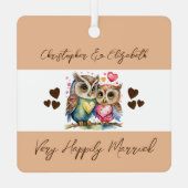 幸せな結婚をしたフクロウのソウルメイト(茶色) メタルオーナメント (裏面)