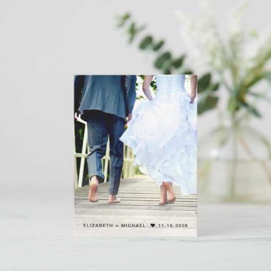 幸せな結婚式の写真を使ったクリーム色の受付案内 インビテーションポストカード (スタンド正面)