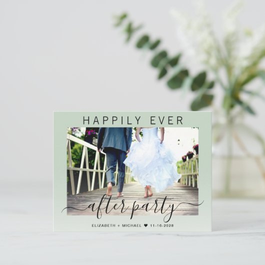 幸せな結婚式の後のパーティーの写真 セージグリーンのウェディング 案内ポストカード (スタンド正面)