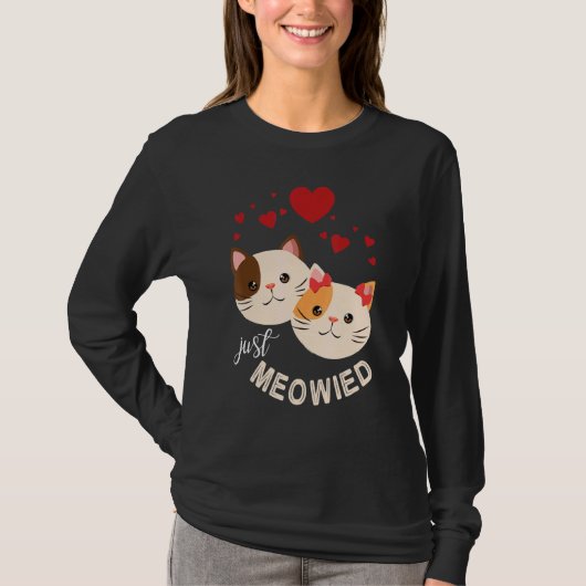 幸せな結婚式の猫のハグ Tシャツ (正面)