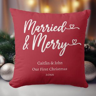 幸せな結婚生活とクリスマスの喜び 新婚夫婦の最初のクリスマス 赤 クッション