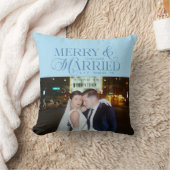 幸せな結婚生活を始めたばかりの新婚夫婦の初めてのクリスマス写真 クッション (ブランケット)