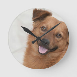 幸せな茶色の子犬 ラウンド壁時計