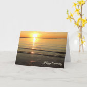 幸せな記念日のケープコッドの日没の海のビーチ カード (黄色い花)
