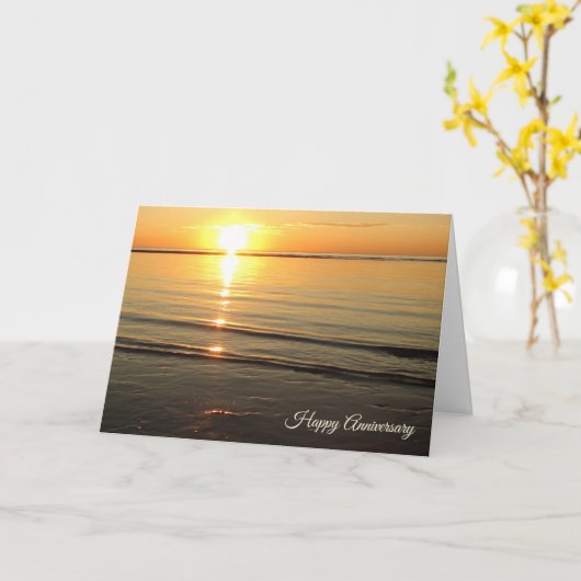 幸せな記念日のケープコッドの日没の海のビーチ カード (黄色い花)