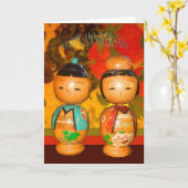 幸せな記念日、2つの日本のな人形 カード (黄色い花)