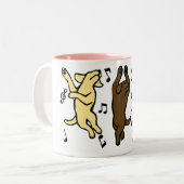 幸せな踊りのラブラドールのトリオの漫画 ツートーンマグカップ (正面左)