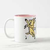 幸せな踊りのラブラドールのトリオの漫画 ツートーンマグカップ (左)