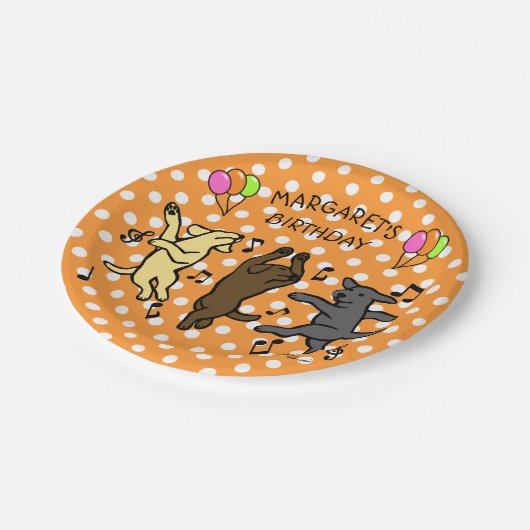 幸せな踊りのラブラドールのトリオの誕生会 ペーパープレート (アングル)