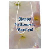 幸せな退職のギフトバッグは名前をカスタムするの花を加えます ミディアムペーパーバッグ (正面)