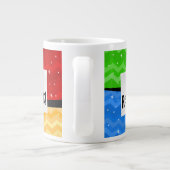 幸せな退職、原色の正方形のパーティー ジャンボコーヒーマグカップ (裏面)