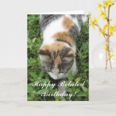 幸せな遅れて誕生日の茶色のぶち猫の挨拶状 カード (黄色い花)