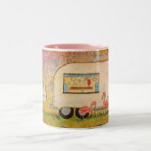 幸せな道のヴィンテージ旅行トレーラー ツートーンマグカップ (中央)