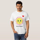 幸せな顔と輝く赤い日の出の光線 Tシャツ (正面フル)