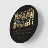 幸せなDiwaliの引用文の黒および金ゴールドの星のタイポグラフィ ラウンド壁時計 (傾斜)