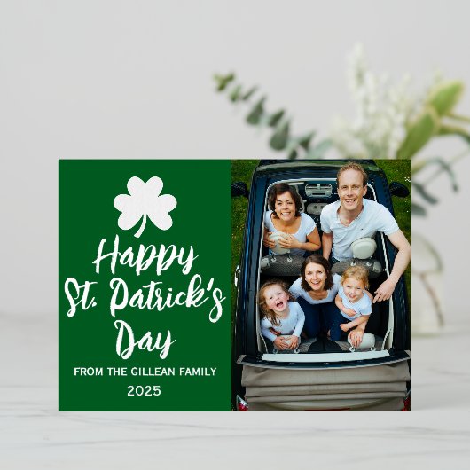幸せなSt patricks dayシャムロックの家族の写真 箔シーズンカード (立ち正面)