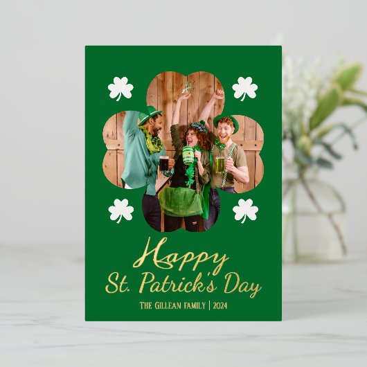 幸せなSt patricks dayシャムロックの家族の写真 箔シーズンカード (立ち正面)