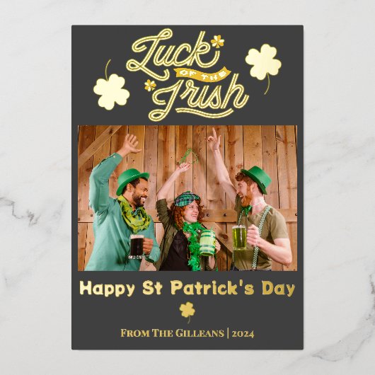 幸せなSt patricks dayシャムロックの家族の写真 箔シーズンカード (正面)