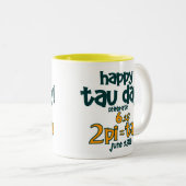 幸せなTAU日のTシャツ! (2pi= TAUのベビー!) ツートーンマグカップ (正面右)