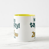 幸せなTAU日のTシャツ! (2pi= TAUのベビー!) ツートーンマグカップ (中央)