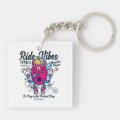 幸せになれる完璧な日 おもしろいMonster at peace キーホルダー (裏面)