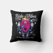 幸せになれる完璧な日 おもしろいMonster at peace クッション (裏面)