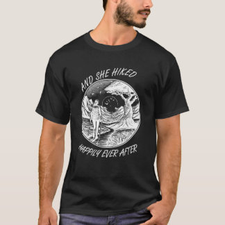 幸せにハイキングする女性 自然 ハイカー 山 Tシャツ