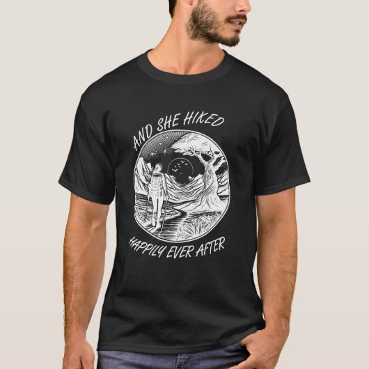 幸せにハイキングする女性 自然 ハイカー 山 Tシャツ (正面)