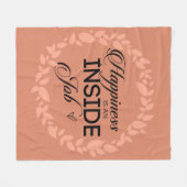 幸せは内側から　～幸福の赤い花輪～ フリースブランケット (正面(横))