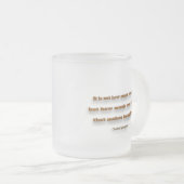 幸せ引用文 – 私たちの持っている量ではない… フロストグラスマグカップ (正面右)