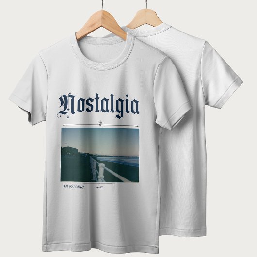 「幸せ探し」 - ミニマルなノスタルジーグラフィックアプリ Tシャツ