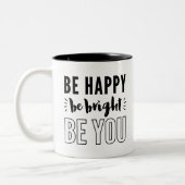 幸せ、明るく、ヨーユーモダン引用文ブラック ツートーンマグカップ (左)