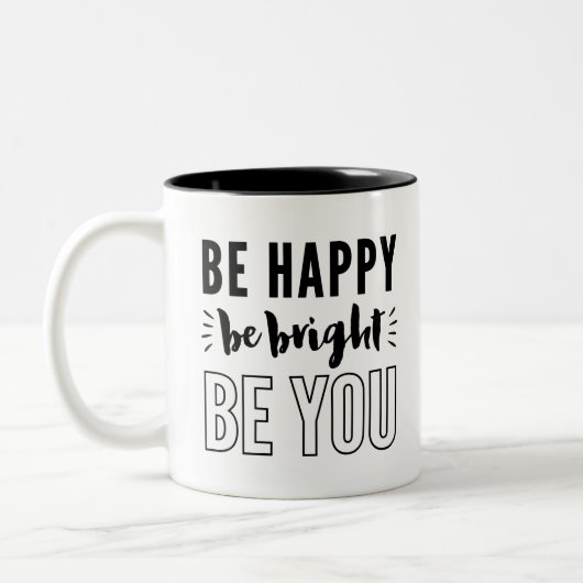 幸せ、明るく、ヨーユーモダン引用文ブラック ツートーンマグカップ (左)