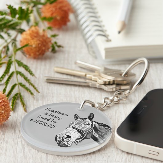 幸福はウマに愛されている!ユーモア引用文 キーホルダー (正面右)