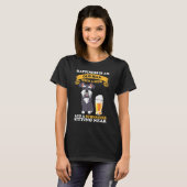 幸福はビールと犬小屋を持った老人だ Tシャツ (正面フル)