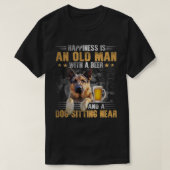 幸福はビールと犬小屋を持った老人だ Tシャツ (デザイン正面)